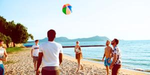 Ni las botellas ni las bolsas: estos objetos que llevas a la playa también contribuyen a la contaminación por microplásticos