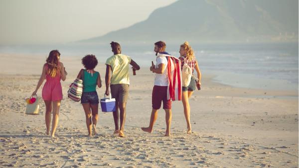 Ni las botellas ni las bolsas: estos objetos que llevas a la playa también contribuyen a la contaminación por microplásticos - No son solo las botellas y las bolsas, la ropa y los bañadores también forman parte del problema