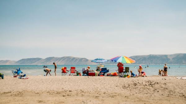 Ni las botellas ni las bolsas: estos objetos que llevas a la playa también contribuyen a la contaminación por microplásticos - Todos los productos de plástico que llevamos a la playa pueden acabar fragmentándose