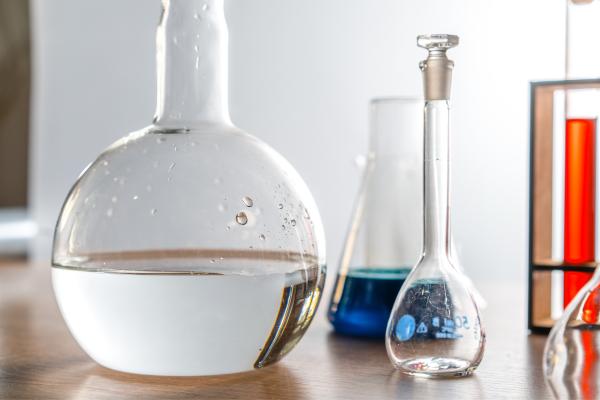 Agua pesada: qué es, para qué sirve, diferencias con el agua ligera y qué pasa si se toma