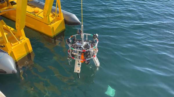 Los biólogos marinos celebran un avance histórico: en Europa un robot ya retira basura del océano con IA