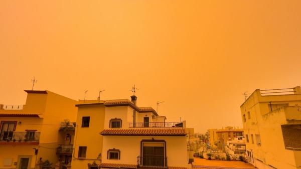 ¿Hay más calima en España que antes? Descubre el fenómeno que vuelve el cielo naranja