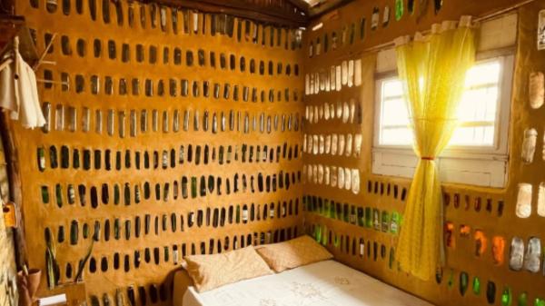 Recogieron 8.000 botellas de vidrio durante dos años y acabaron construyendo una casa de siete habitaciones - Así consiguieron construir muros con miles de botellas de vidrio