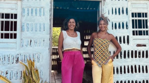 Recogieron 8.000 botellas de vidrio durante dos años y acabaron construyendo una casa de siete habitaciones - Las botellas que terminaban abandonadas acabaron formando las paredes de la casa