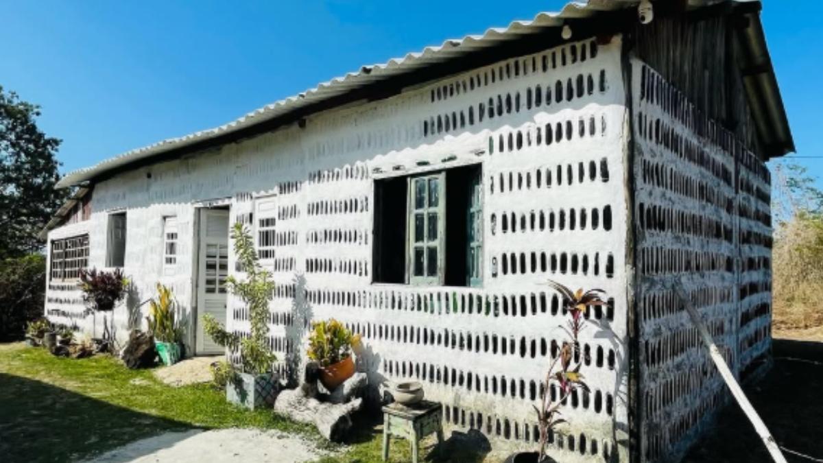 Recogieron 8.000 botellas de vidrio durante dos años y acabaron construyendo una casa de siete habitaciones