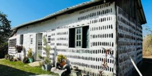 Recogieron 8.000 botellas de vidrio durante dos años y acabaron construyendo una casa de siete habitaciones