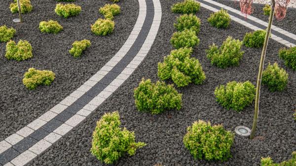 Adiós al césped artificial: siete alternativas elegantes, resistentes y de bajo mantenimiento que triunfan en terrazas y jardines este 2026 - Piedra volcánica: diseño contemporáneo y bajo mantenimiento