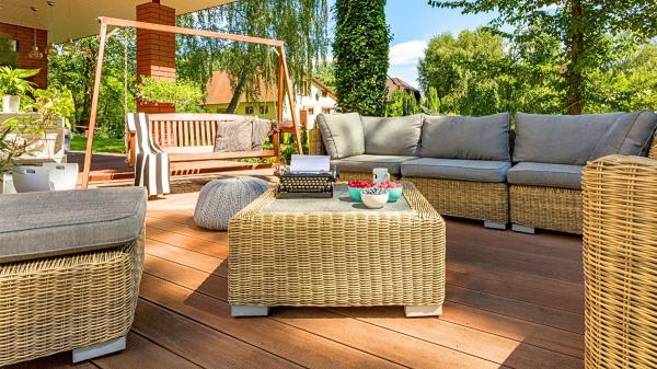 Adiós al césped artificial: siete alternativas elegantes, resistentes y de bajo mantenimiento que triunfan en terrazas y jardines este 2026 - Tarima tecnológica: la favorita para crear ambientes sofisticados