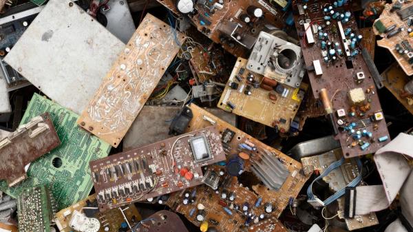 Investigadores de Illinois desarrollan una molécula para recuperar oro y otros metales de residuos electrónicos usando hasta 100 veces menos productos químicos - Un problema mundial de 62 millones de toneladas