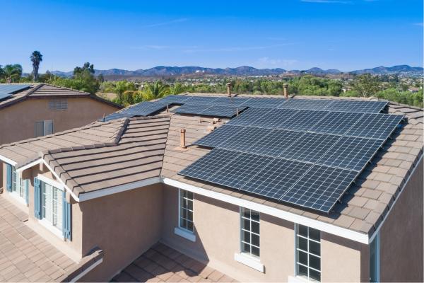 El futuro de la energía está en casa: aerotermia y placas solares para un hogar más sostenible - Energía solar: producir tu propia electricidad