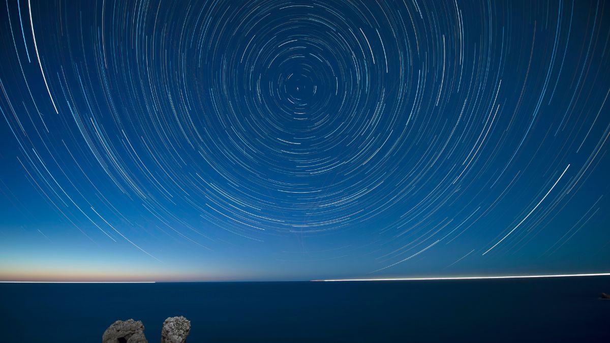 El secreto de las estrellas fugaces de Sant Jordi: por qué se repiten las Líridas desde hace más de 2.000 años