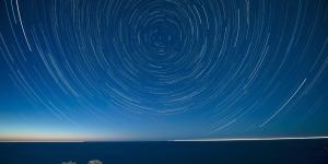 El secreto de las estrellas fugaces de Sant Jordi: por qué se repiten las Líridas desde hace más de 2.000 años