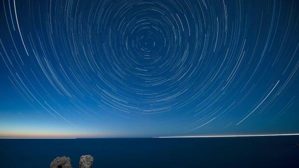 El secreto de las estrellas fugaces de Sant Jordi: por qué se repiten las Líridas desde hace más de 2.000 años