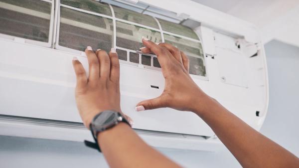 Estos son los problemas más comunes en los aires acondicionados y cómo solucionarlos para no gastar de más - Si tu aire acondicionado enfría cada vez menos, podría estar perdiendo refrigerante