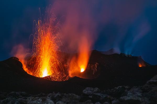 Volcán estromboliano: qué es, características, lava y ejemplos  - ¿Cuáles son las características de un volcán estromboliano?