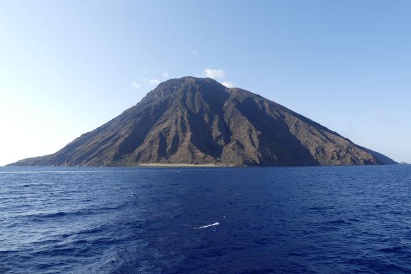 Volcán estromboliano: qué es, características, lava y ejemplos  - ¿Qué ejemplos de volcanes estrombolianos hay?