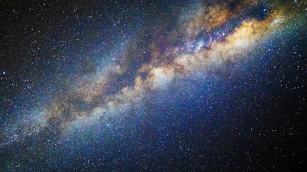 Astrónomos descubren en la Vía Láctea un extraño sistema que podría acelerar las partículas más energéticas de la galaxia - El chorro de este sistema atraviesa 100 años luz y acaba chocando contra una nube