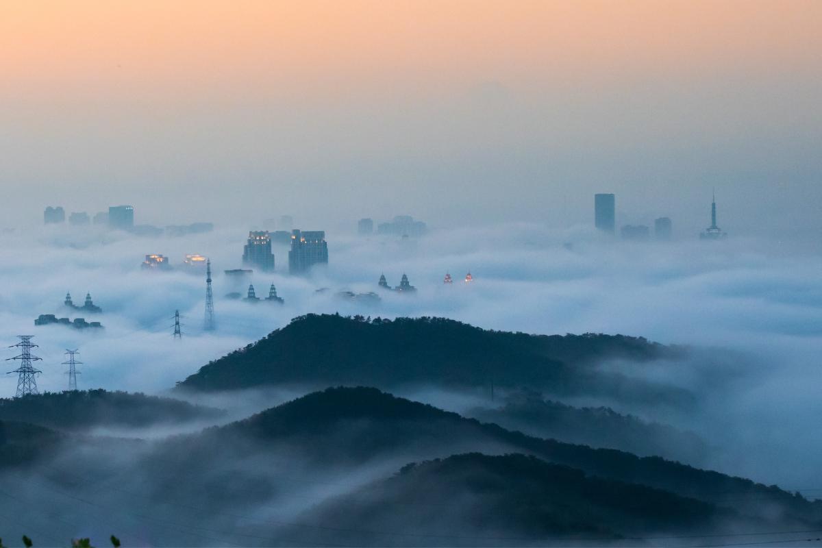 Niebla de advección: qué es, cómo se forma y diferencia con la de radiación
