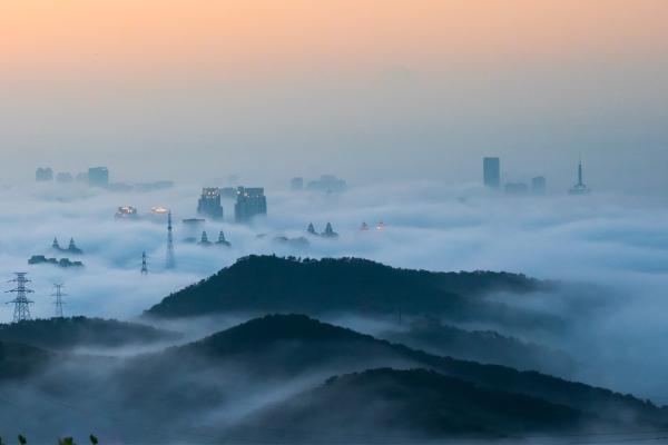 Niebla de advección: qué es, cómo se forma y diferencia con la de radiación