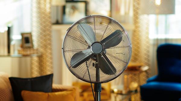 Sergio, asesor energético: "Tener el ventilador encendido toda la noche cuesta 2 céntimos, al mes es menos de lo que cuesta una botella de agua" - Una alternativa económica para combatir el calor