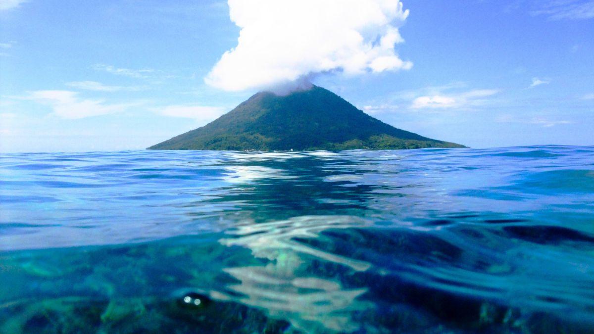La NASA observa un fenómeno insólito desde el espacio: un volcán submarino podría estar creando una nueva isla