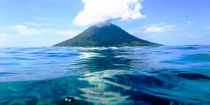 La NASA observa un fenómeno insólito desde el espacio: un volcán submarino podría estar creando una nueva isla
