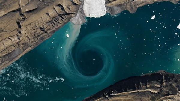 La NASA fotografía un enorme agujero en medio de un fiordo del Ártico y su explicación ayuda a entender el cambio climático - Así se forma el enorme remolino que apareció en un fiordo del Ártico