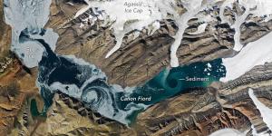 La NASA fotografía un enorme agujero en medio de un fiordo del Ártico y su explicación ayuda a entender el cambio climático