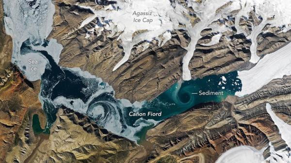 La NASA fotografía un enorme agujero en medio de un fiordo del Ártico y su explicación ayuda a entender el cambio climático