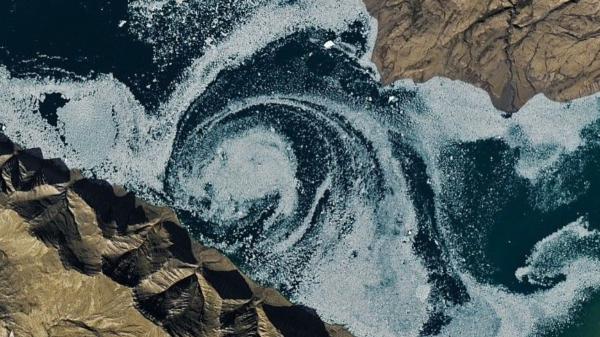 La NASA fotografía un enorme agujero en medio de un fiordo del Ártico y su explicación ayuda a entender el cambio climático - Por qué los fiordos son clave para estudiar el cambio climático