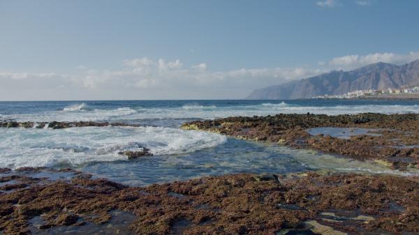 Los expertos alertan: los acuíferos de Tenerife están al límite por el turismo, la agricultura y el cambio climático - El turismo dispara el consumo: un visitante puede gastar hasta seis veces más agua que un residente