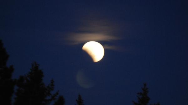 El próximo eclipse lunar llegará a España en unos días y teñirá de rojo parte de la Luna este agosto: cuándo y dónde verlo - Así cambiará el aspecto de la Luna durante el eclipse: una parte se teñirá de rojo