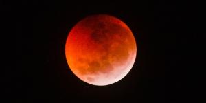 El próximo eclipse lunar llegará a España en unos días y teñirá de rojo parte de la Luna este agosto: cuándo y dónde verlo