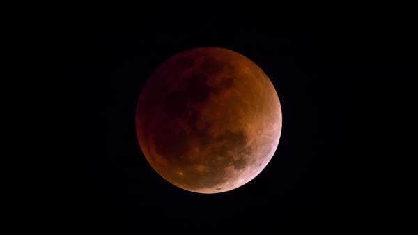 El próximo eclipse lunar llegará a España en unos días y teñirá de rojo parte de la Luna este agosto: cuándo y dónde verlo