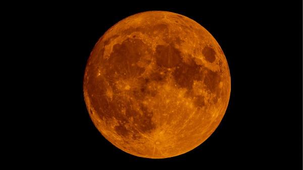 Luna de Fresa 2026: cuándo verla y por qué será una de las lunas llenas más espectaculares del año - Por qué la Luna de Fresa 2026 se verá tan baja, grande y anaranjada