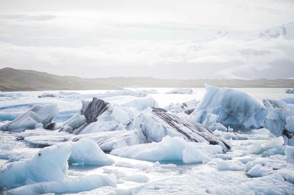 Un Tranquilo Paisaje Invernal De Costa Helada En Un Clima Frío Con