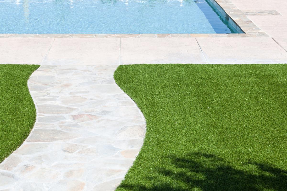 Césped artificial para una piscina siempre perfecta: adiós al barro y charcos