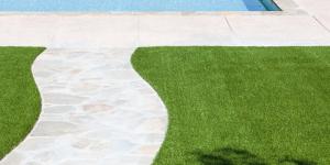 Césped artificial para una piscina siempre perfecta: adiós al barro y charcos