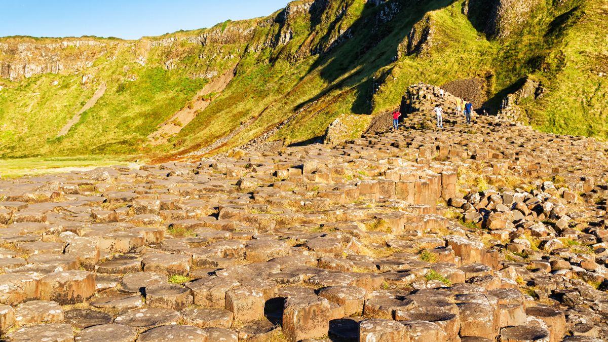 Los científicos siguen fascinados con La Calzada del Gigante, un paisaje volcánico de 40.000 columnas que nació hace 60 millones de años