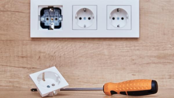 Las chinches de cama pueden esconderse en estos 5 lugares de casa sin que te des cuenta - Enchufes, interruptores y otros pequeños huecos