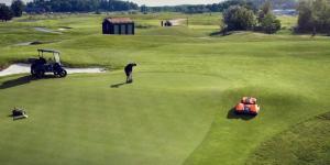 Cómo reducir el impacto ambiental en el mantenimiento de campos de golf y fútbol