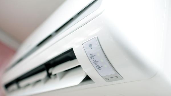 Los expertos en aire acondicionado avisan: “Si apagas el aire acondicionado cada vez que te da frío, no estás ahorrando energía, estás haciendo exactamente lo contrario” - Apagar el aire acondicionado cuando tienes frío puede hacer que gastes más luz después