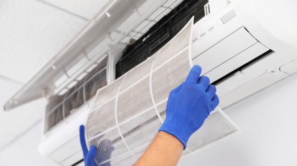 Un técnico de climatización advierte: “Lo más importante para limpiar bien el aire acondicionado es desinfectar la batería y la turbina; no basta solo con limpiar el filtro” - Limpiar los filtros es importante, pero no es suficiente para un buen mantenimiento