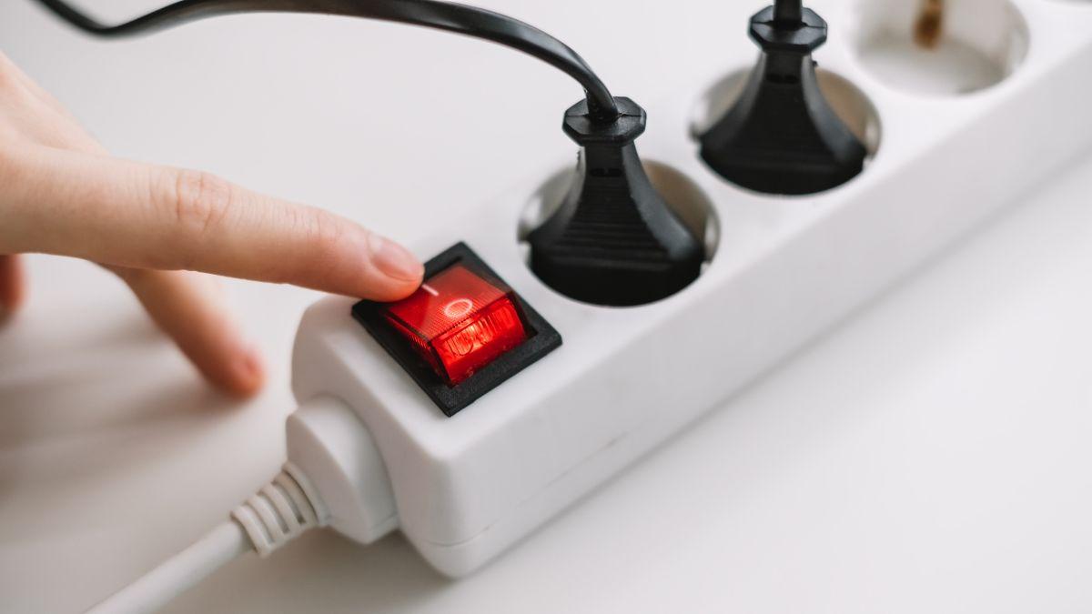 Estos electrodomésticos siguen consumiendo electricidad aunque estén apagados: así afecta a tu factura
