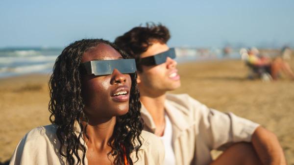 Pedro Duque, astronauta: “Solo durante la totalidad del eclipse podremos quitarnos las gafas” - Pedro Duque señala el único momento en el que podremos quitarnos las gafas