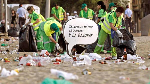 La otra cara de la Noche de San Juan: hasta diez veces más basura en las playas al amanecer - Barcelona recoge hasta diez veces más basura que en un día normal de verano