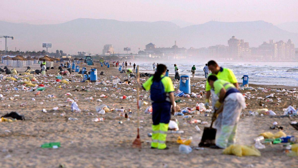 La otra cara de la Noche de San Juan: hasta diez veces más basura en las playas al amanecer