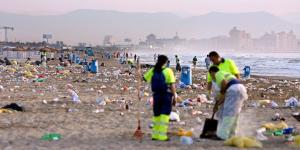 La otra cara de la Noche de San Juan: hasta diez veces más basura en las playas al amanecer