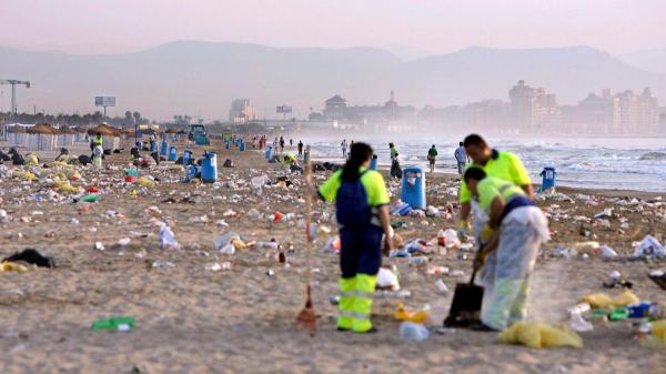 La otra cara de la Noche de San Juan: hasta diez veces más basura en las playas al amanecer