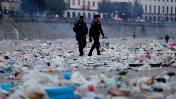 La otra cara de la Noche de San Juan: hasta diez veces más basura en las playas al amanecer - Las imágenes que cada año reabren el debate sobre el San Xoán en A Coruña